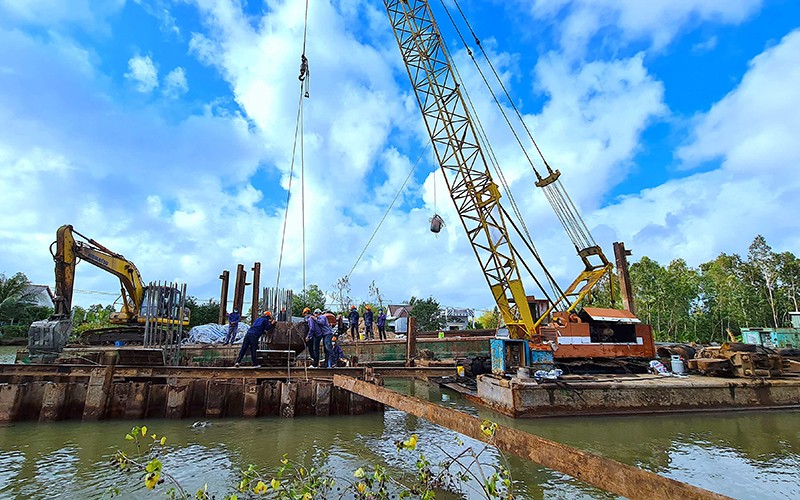 Một công trình cầu trong dự án lộ về Đầm Thị Tường (huyện Trần Văn Thời) đang được đẩy nhanh tiến độ.