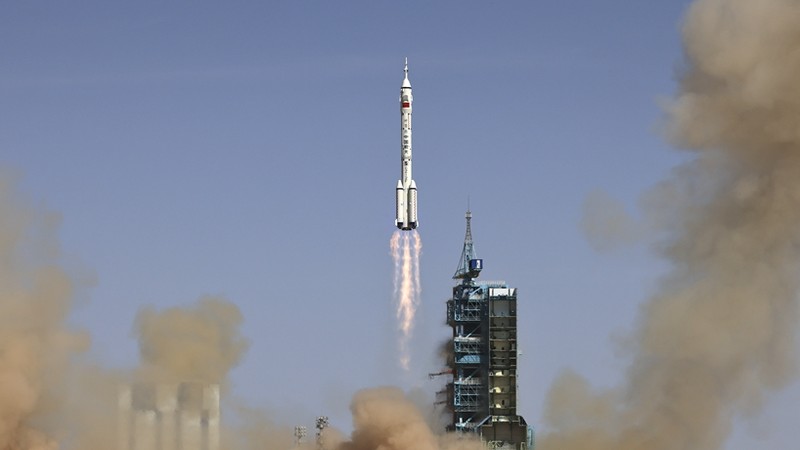Tàu vũ trụ có người lái Thần Châu 14 được phóng từ Trung tâm Phóng vệ tinh Tửu Tuyền. (Ảnh: Tân Hoa Xã)