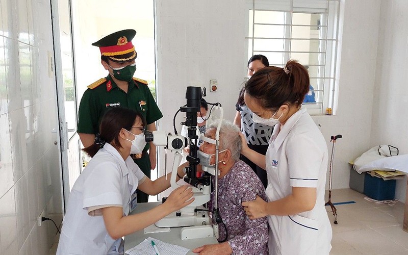 Các y sĩ, bác sĩ Bệnh viện Quân y 4 (Cục Hậu cần Quân khu 4) khám mắt cho người dân xã Thạch Kim, huyện Lộc Hà (tỉnh Hà Tĩnh).