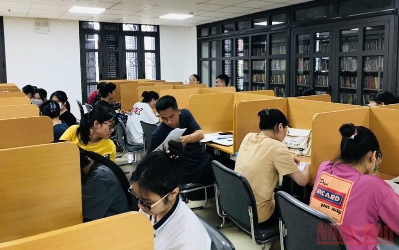 Các phòng đọc sách tại Thư viện tỉnh Thái Bình luôn chật kín người.