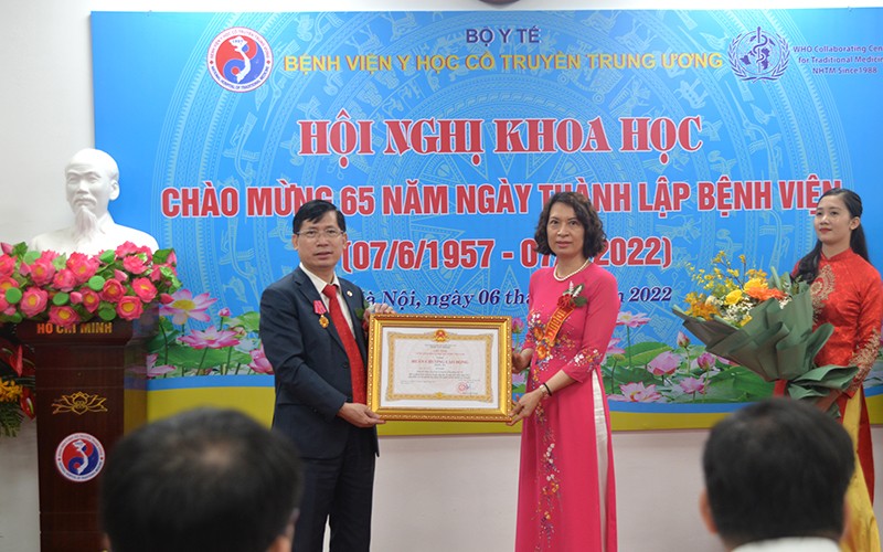 Thầy thuốc nhân dân, PTS, TS Vũ Nam - Bí thư Đảng ủy, Giám đốc bệnh viện được trao tặng Huân chương Lao động hạng 3.