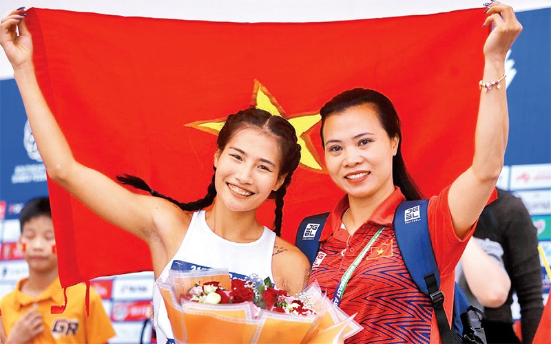 VĐV Khuất Phương Anh (bên trái), giành Huy chương vàng ở nội dung chạy 800m nữ cho thể thao Việt Nam tại SEA Games 31.