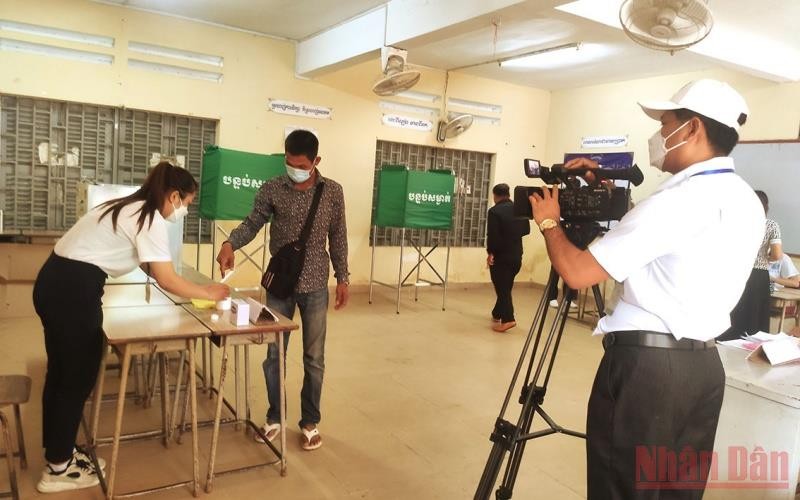 Phóng viên Báo Nhân Dân ghi hình tại một điểm bầu cử ở thủ đô Phnom Penh. (Ảnh: Nguyễn Hiệp)