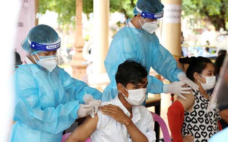 Nhân viên y tế tiêm vaccine phòng Covid-19 cho người dân tại Phnom Penh, Campuchia, ngày 8/7/2021. (Ảnh: THX/ TTXVN)