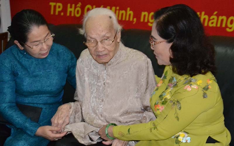 Đồng chí Ngô Thị Huệ nhận Huy hiệu 85 năm tuổi Đảng năm 2020. Ảnh: Mạnh Hảo