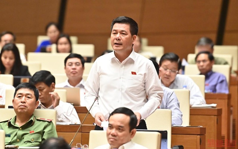 Bộ trưởng Công thương Nguyễn Hồng Diên phát biểu làm rõ một số vấn đề đại biểu Quốc hội nêu tại phiên chất vấn chiều 7/6. (Ảnh: LINH KHOA)