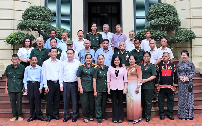 Đại diện Bộ Lao động-Thương binh và Xã hội gặp mặt Đoàn đại biểu người có công với cách mạng Đắk Lắk. (Ảnh: Molisa). 