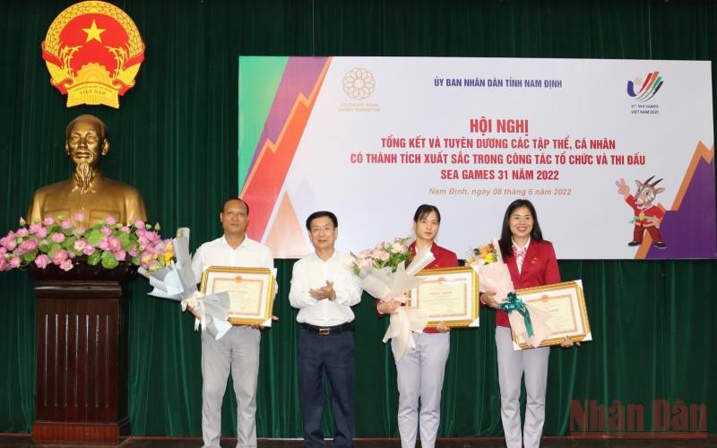 Chủ tịch UBND tỉnh Nam Định Phạm Đình Nghị trao tặng Bằng khen cho các vận động viên, huấn luyện viên xuất sắc tại SEA Games 31.