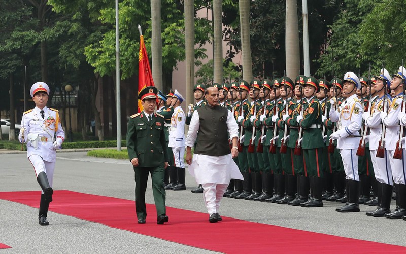 Bộ trưởng Quốc phòng Phan Văn Giang và Ngài Rajnath Singh, Bộ trưởng Quốc phòng Ấn Độ, duyêt đội danh dự.   