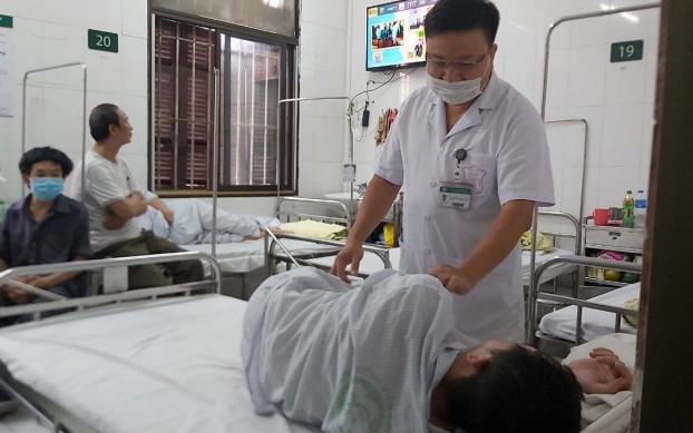 TS, BS Dương Minh Tâm, Trưởng Phòng điều trị rối loạn liên quan stress khám cho bệnh nhân. 