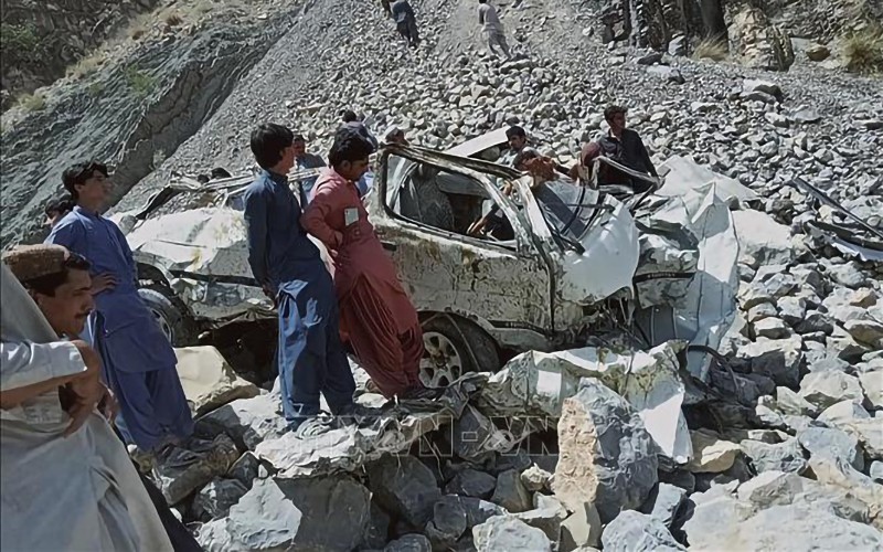 Hiện trường vụ tai nạn giao thông ở Killa Saifullah, tỉnh Balochistan, Pakistan, ngày 8/6/2022. (Ảnh: AFP/TTXVN)