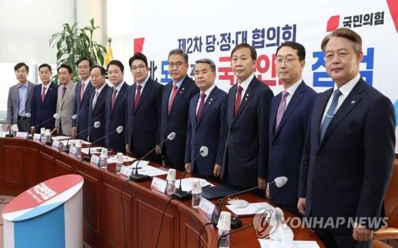 Giới chức PPP, Chính phủ và Văn phòng Tổng thống Hàn Quốc trước cuộc họp ba bên tại Seoul, ngày 8/6. (Ảnh: Yonhap)