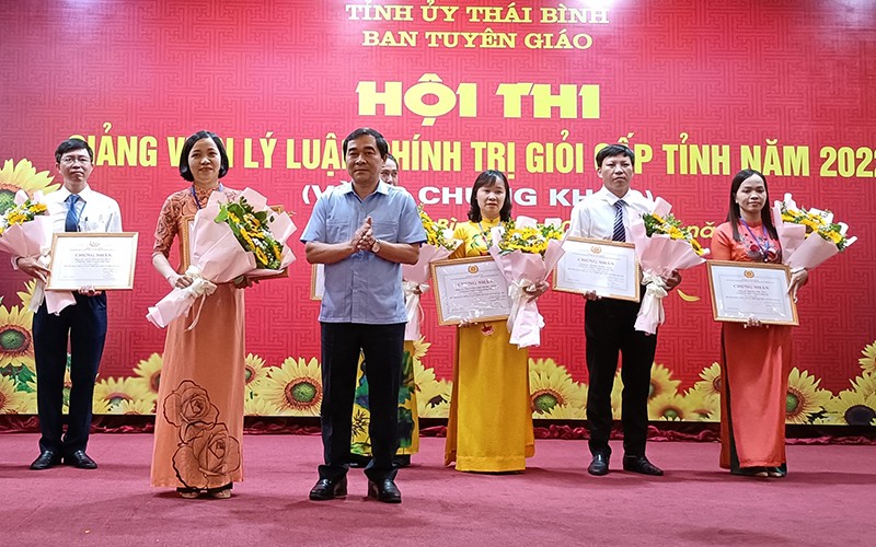 Đồng chí Nguyễn Tiến Thành, Phó Bí thư Thường trực Tỉnh ủy Thái Bình trao giải Nhất cho thí sinh Nguyễn Thị Hương Thu.