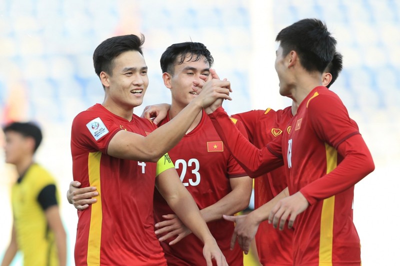 Bùi Hoàng Việt Anh thực hiện thành công quả phạt 11m để nâng tỷ số lên 2-0. (Ảnh: Ngọc Duy)