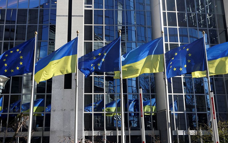Cờ của EU và Ukraine bên ngoài trụ sở Nghị viện châu Âu tại Brussels, Bỉ, ngày 28/2. (Ảnh: Reuters)