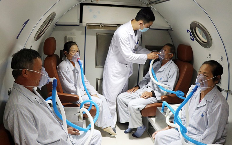 Điều trị cho bệnh nhân bằng hệ thống oxy cao áp tại Bệnh viện y học cổ truyền Thái Nguyên. (Ảnh Hoàng Nguyên)
