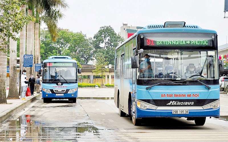 Cùng với việc tăng cường chất lượng phục vụ, Hà Nội đang tiếp tục đẩy mạnh kết nối, mở rộng phạm vi hoạt động của xe buýt đến các khu vực xa trung tâm để thu hút người dân tham gia. (Ảnh HÀ THU)