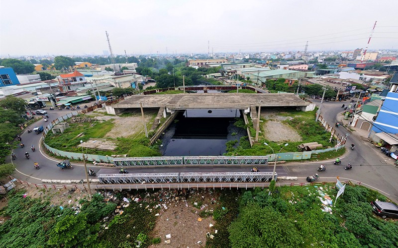 Công trình cầu Tân Kỳ-Tân Quý (quận Bình Tân, thành phố Hồ Chí Minh) ngừng thi công bốn năm qua dù đã thực hiện đạt 70% khối lượng.