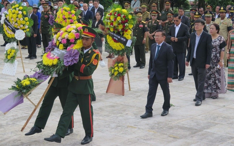 Đại diện lãnh đạo tỉnh Kon Tum dâng hoa tại buổi lễ.
