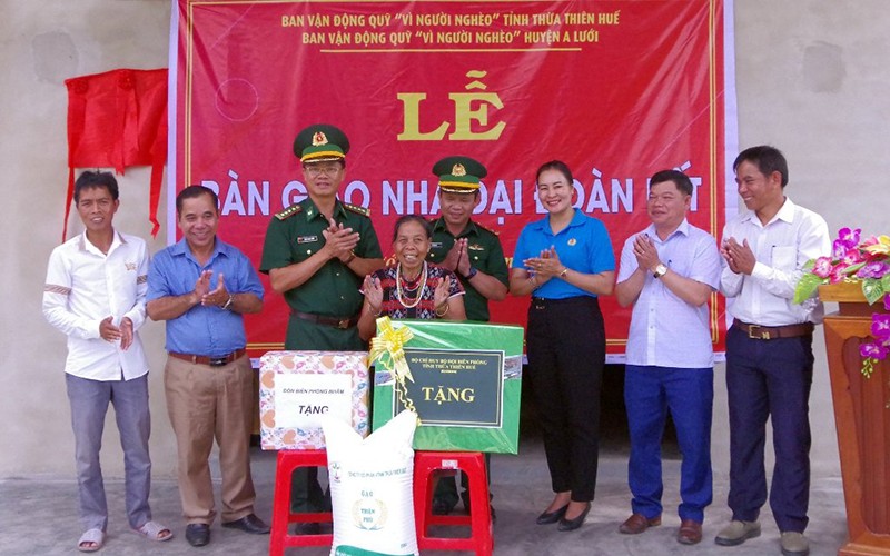 Đại tá Đặng Ngọc Hiệu, Chủ nhiệm Chính trị Bộ đội Biên phòng tỉnh và đại diện các đơn vị tặng quà cho đại diện gia đình ông Cu Doan, trú tại thôn Pi Ây 1, xã Quảng Nhâm.