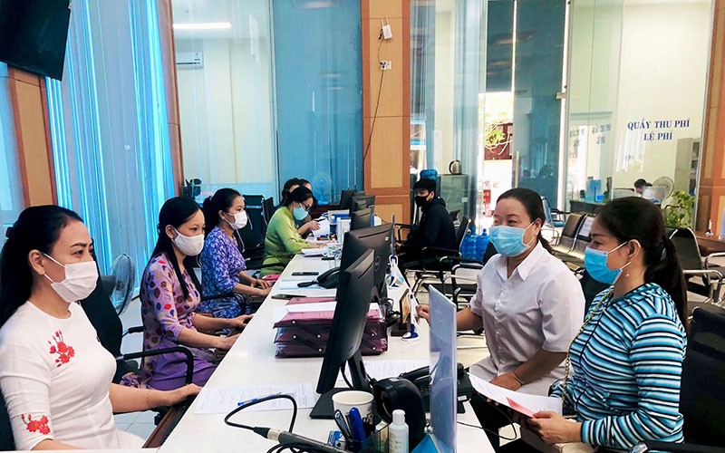 Chuyển đổi số tại Trung tâm hành chính công tỉnh Thừa Thiên Huế, giúp thuận lợi trong mọi giao dịch. (Ảnh CÔNG HẬU) 