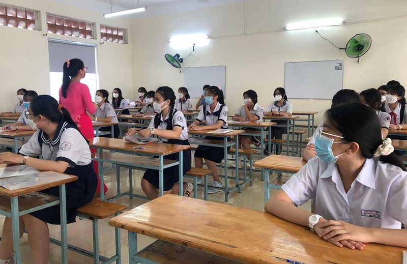 Cán bộ coi thi tại điểm thi Trường trung học phổ thông Bùi Thị Xuân, quận 1, Thành phố Hồ Chí Minh kiểm tra thông tin các thí sinh trước khi bước vào kỳ thi.