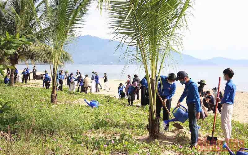Đoàn viên, thanh niên tham gia trồng cây xanh và dọn rác ven biển.