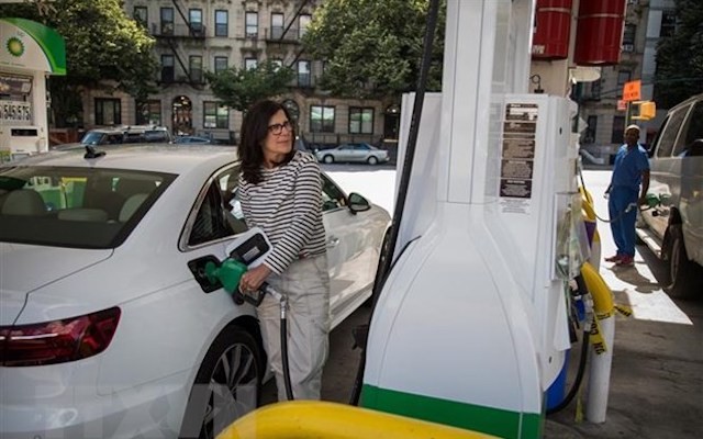 Bơm xăng cho phương tiện tại trạm xăng ở New York, Mỹ, ngày 10/6/2022. (Ảnh: THX/TTXVN)
