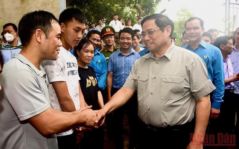 Thủ tướng Phạm Minh Chính thăm công nhân tại Bắc Giang. (Ảnh: Trần Hải)