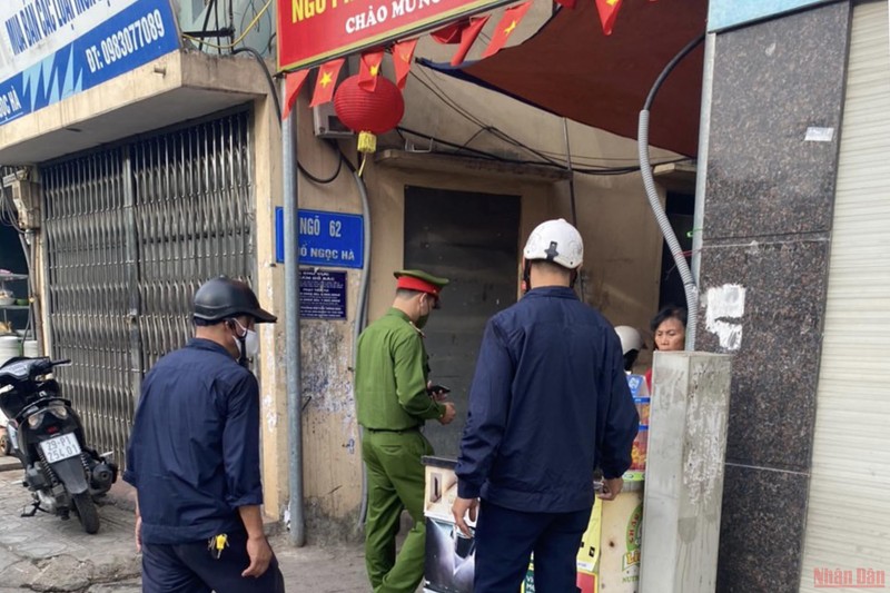 Lực lượng công an phường Đội Cấn xử lý các vi phạm về trật tự đô thị tại ngõ 62 Ngọc Hà. 