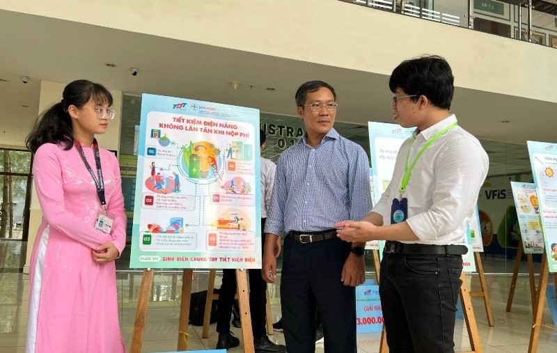 Phó Tổng Giám đốc Tổng Công ty Điện lực Thành phố Hồ Chí Minh nghe sinh viên đoạt giải nhất hạng mục infographic thuyết trình về ý tưởng.
