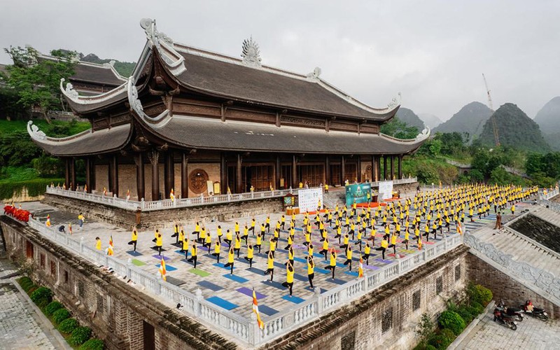 Đồng diễn yoga tại chùa Tam Chúc hồi tháng 5. (Ảnh: Đại sứ quán Ấn Độ cung cấp)