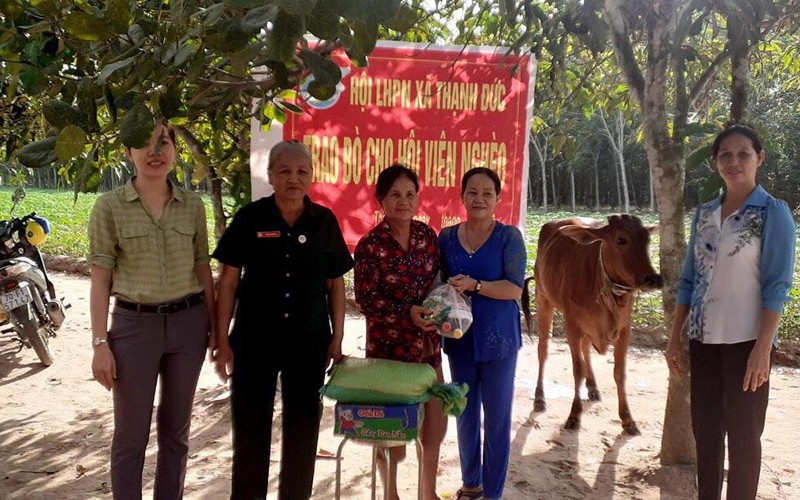 Hội Liên hiệp Phụ nữ xã Thanh Ðức, huyện Gò Dầu, tỉnh Tây Ninh trao bò tặng hộ viên nghèo. 