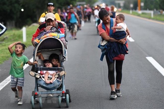 Người di cư trong hành trình tới Mỹ tại khu vực Mapastepec, bang Chiapas, Mexico, ngày 1/11/2021. (Ảnh: AFP/TTXVN)