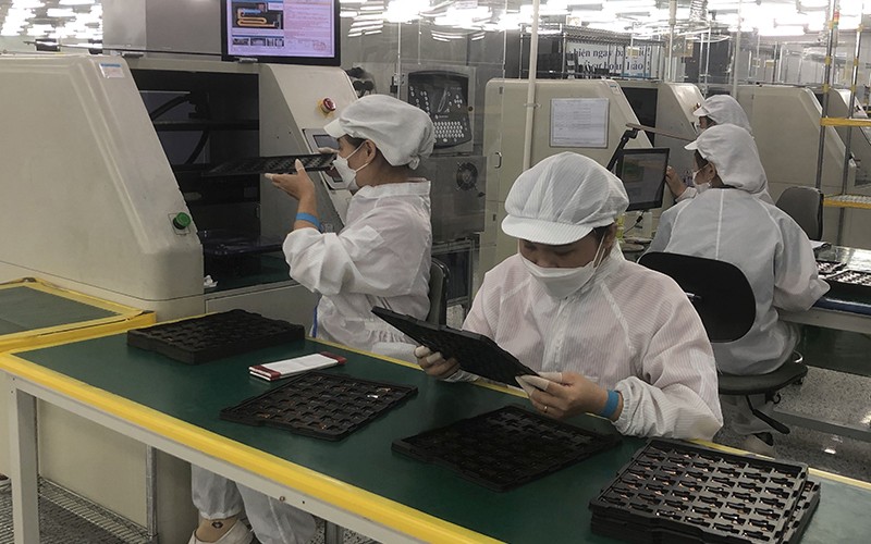 Công nhân ở nhà máy của Công ty CrucialTec, khu công nghiệp Yên Phong, tỉnh Bắc Ninh (Ảnh minh họa: Thái Sơn).