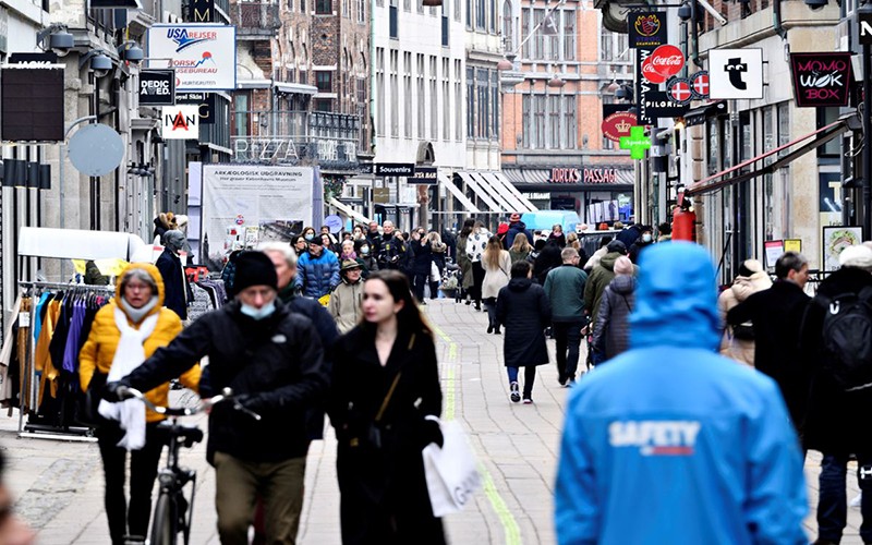 Đường phố Copenhagen, Đan Mạch, ngày 1/3/2021, khi các cửa hàng mở cửa trở lại. (Ảnh: Reuters)