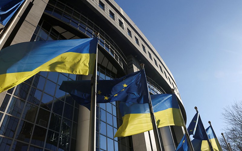 Cờ EU và Ukraine trước tòa nhà Nghị viện châu Âu tại Bỉ, ngày 28/2/2022. (Ảnh: Reuters)