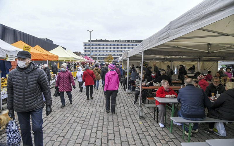 Chợ Hakaniemi Sunday tại thủ đô Helsinki của Phần Lan, ngày 1/11/2020. (Ảnh: Reuters)