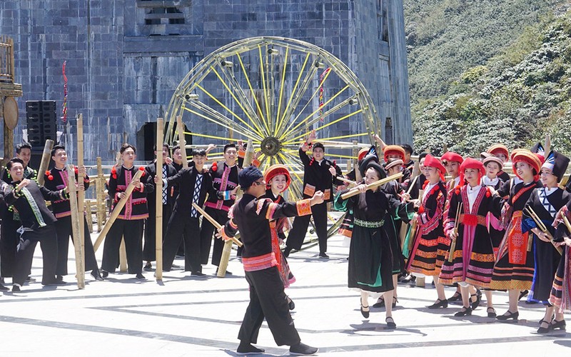 Hoạt động văn hóa cộng đồng phục vụ du khách tại thị xã Sa Pa. (Ảnh QUỐC HỒNG)
