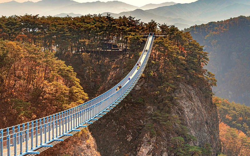 Cầu treo thung lũng Sogeumsan (Gangwon), một trong những điểm đến du lịch ấn tượng của Hàn Quốc. (Ảnh: KTO)