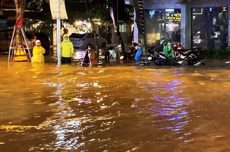 Nhiều khu vực tại Hà Nội liên tục bị mưa ngập trong thời gian gần đây, ảnh hưởng lớn đến an toàn giao thông.