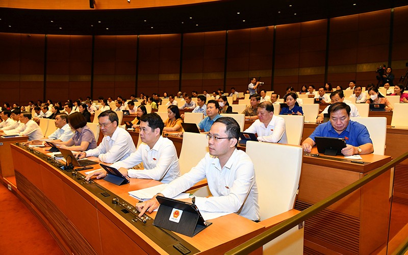 Các đại biểu Quốc hội biểu quyết thông qua Nghị quyết về phê chuẩn quyết toán ngân sách nhà nước năm 2020. (Ảnh THỦY NGUYÊN)