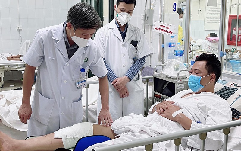 PGS, TS Nguyễn Mạnh Khánh khám cho bệnh nhân.