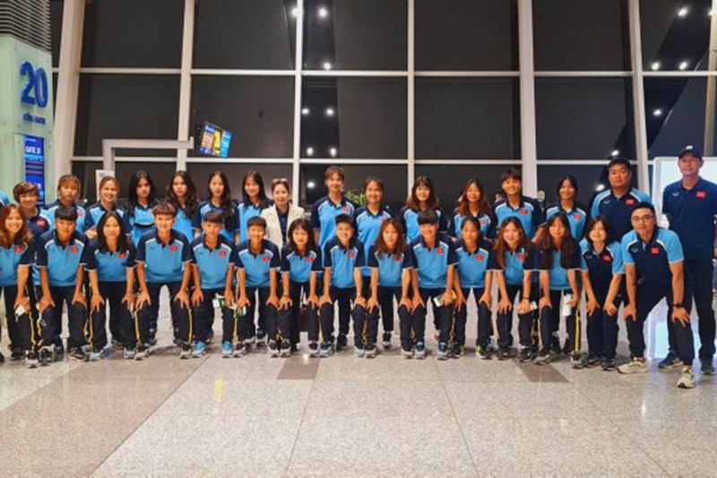 Đội tuyển U18 nữ Việt Nam chụp ảnh kỷ niệm tại sân bay Nội Bài. (Ảnh: VFF)