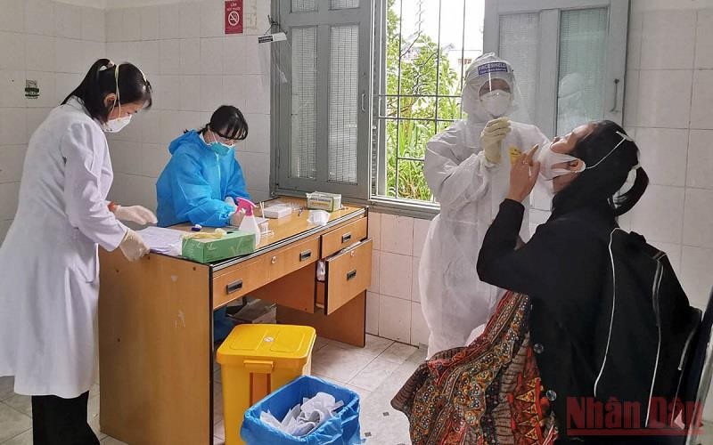 Lấy mẫu xét nghiệm Covid-19 tại Trung tâm Kiểm soát bệnh tật tỉnh Lâm Đồng.