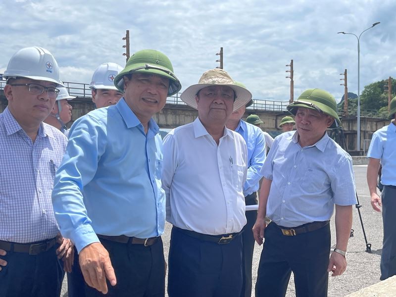 Bộ trưởng lê Minh Hoan (giữa) tại thực địa đỉnh đập Nhà máy thủy điện Hòa Bình. 