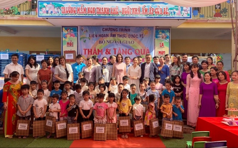 Đoàn khách quốc tế thăm, tặng quà các cháu tại Trường mầm non xã Thanh Khê, huyện Thanh Hà.