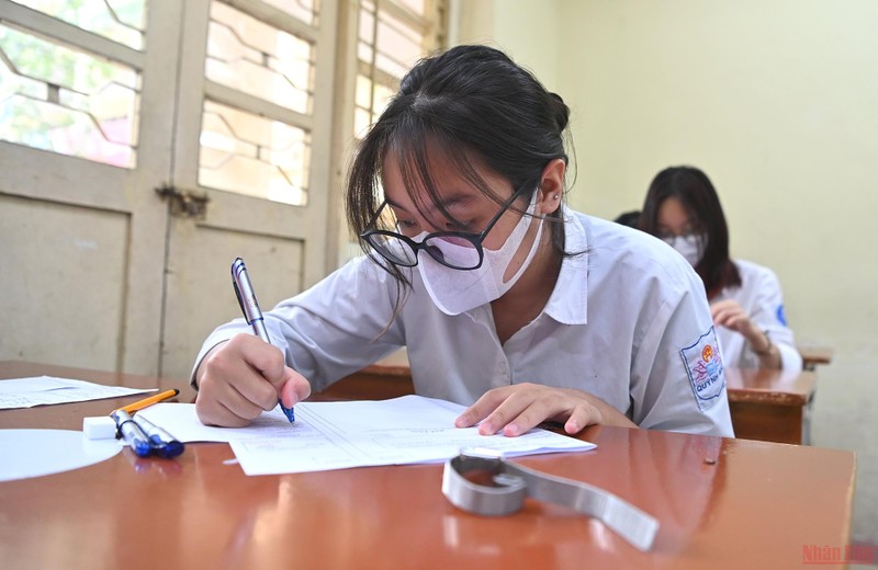 Học sinh Hà Nội bước vào môn thi đầu tiên kỳ tuyển sinh lớp 10 THPT