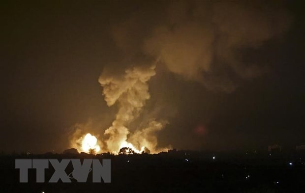 Khói lửa bốc lên sau vụ không kích xuống khu vực Khan Yunis ở Dải Gaza. (Ảnh: AFP/TTXVN)