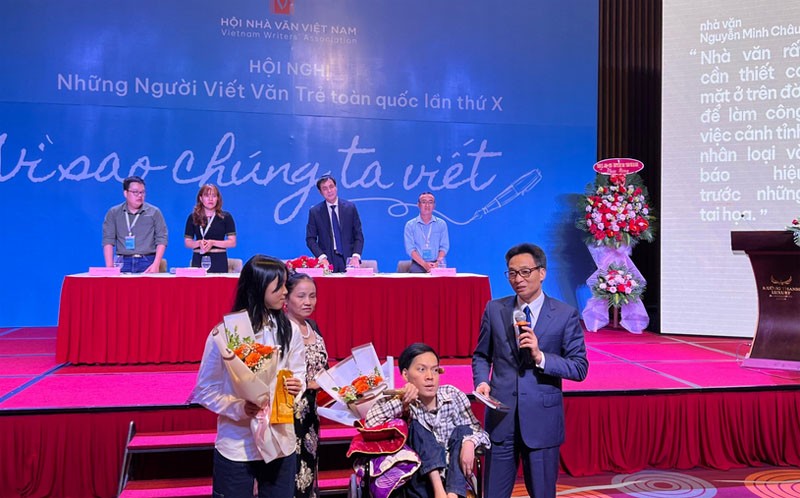Phó Thủ tướng Vũ Đức Đam trao quà của Chủ tịch nước Nguyễn Xuân Phúc tặng hai đại biểu đặc biệt.